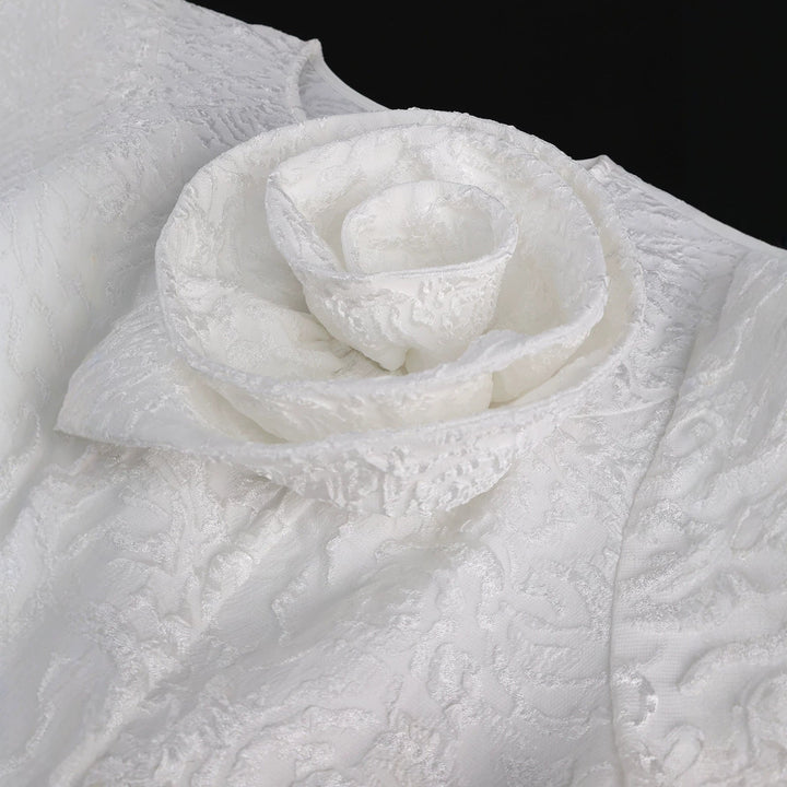 Stilvolles Damenkleid, weiß, mit elegantem Blumendekor, perfekt als Abend- oder Festkleid für Frauen.