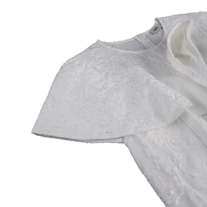 Weißes Damenkleid mit detailliertem Blumenmuster, ein elegantes Festkleid für unvergessliche Abendveranstaltungen.