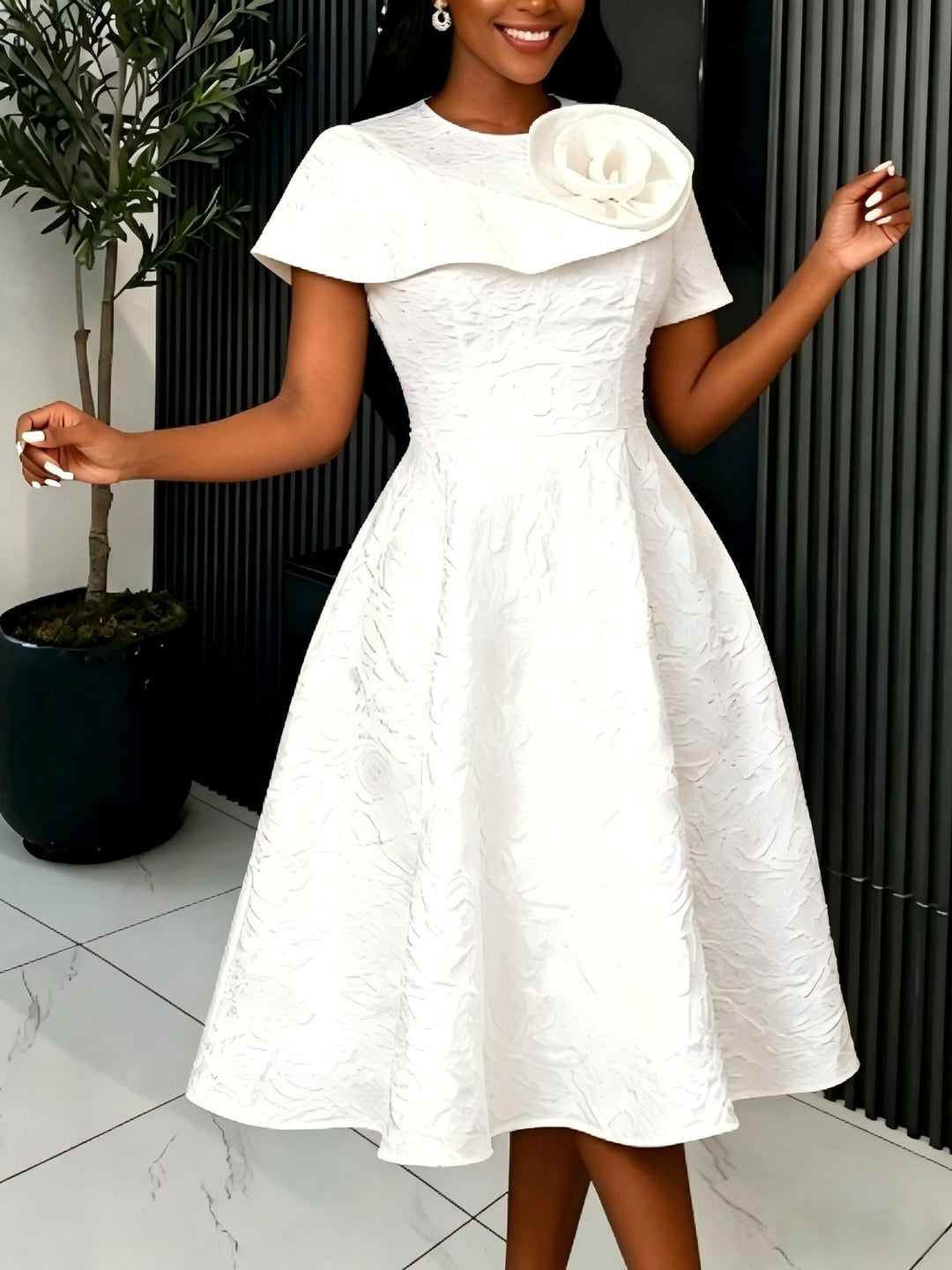 Figurschmeichelndes, weißes festliches Damenkleid mit elegantem Blumendekor für besondere Anlässe.