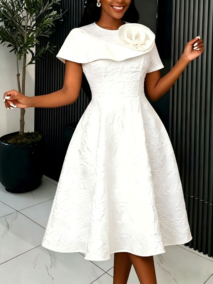 Figurschmeichelndes, weißes festliches Damenkleid mit elegantem Blumendekor für besondere Anlässe.