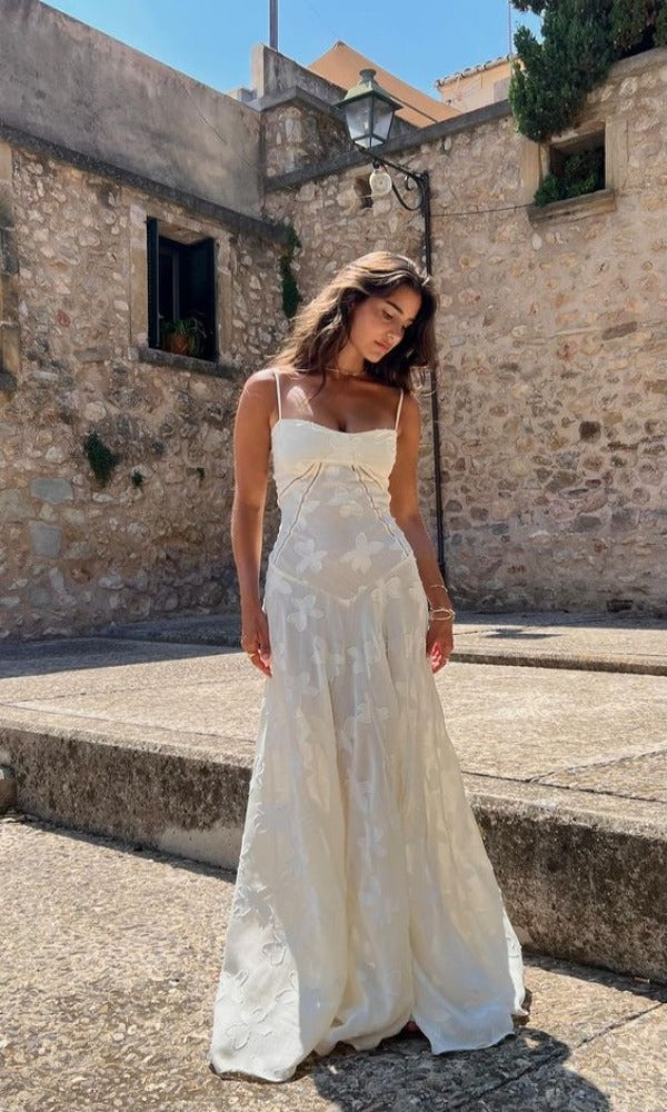 Elegantes weißes Damen Maxikleid für den Sommer, luftig und leicht, ideal für warme Tage und Freizeit.