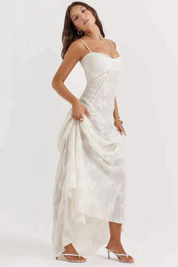 Weißes luftiges Damen Maxikleid, perfekt als Strandkleid oder leichtes Sommerkleid für entspannte Tage.