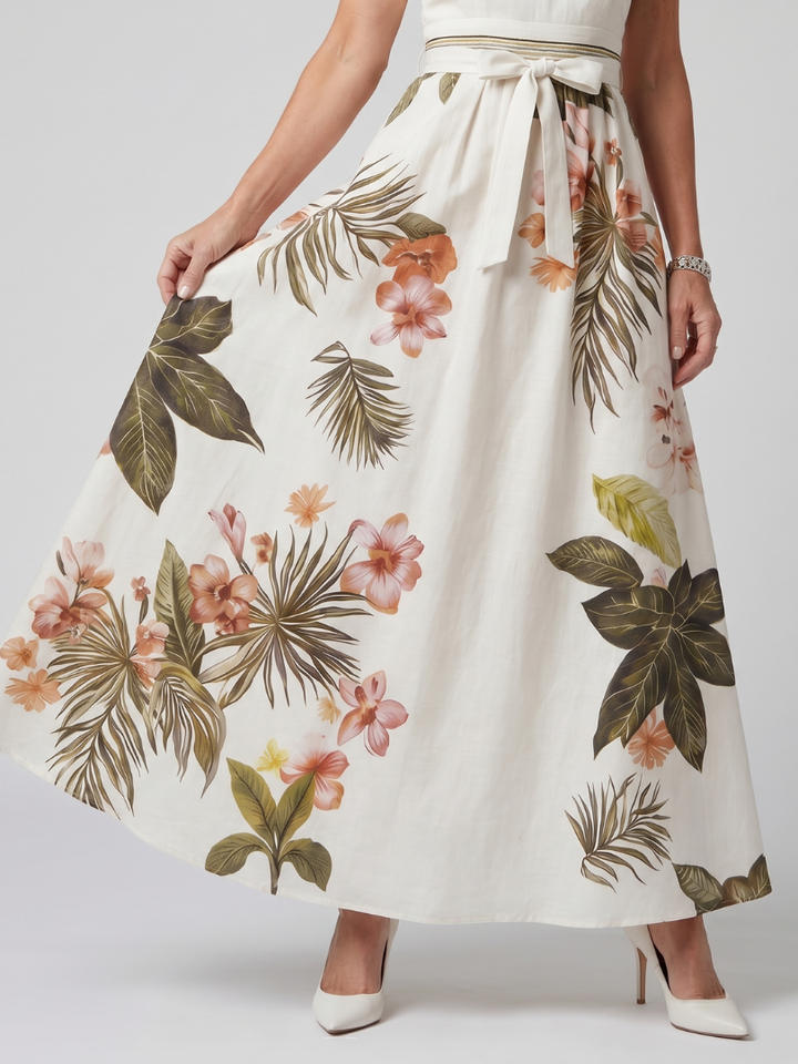 Weißes, drapiertes Halterneck Maxikleid für Damen. Leichtes Sommerkleid, perfekt für festliche Anlässe am Abend.