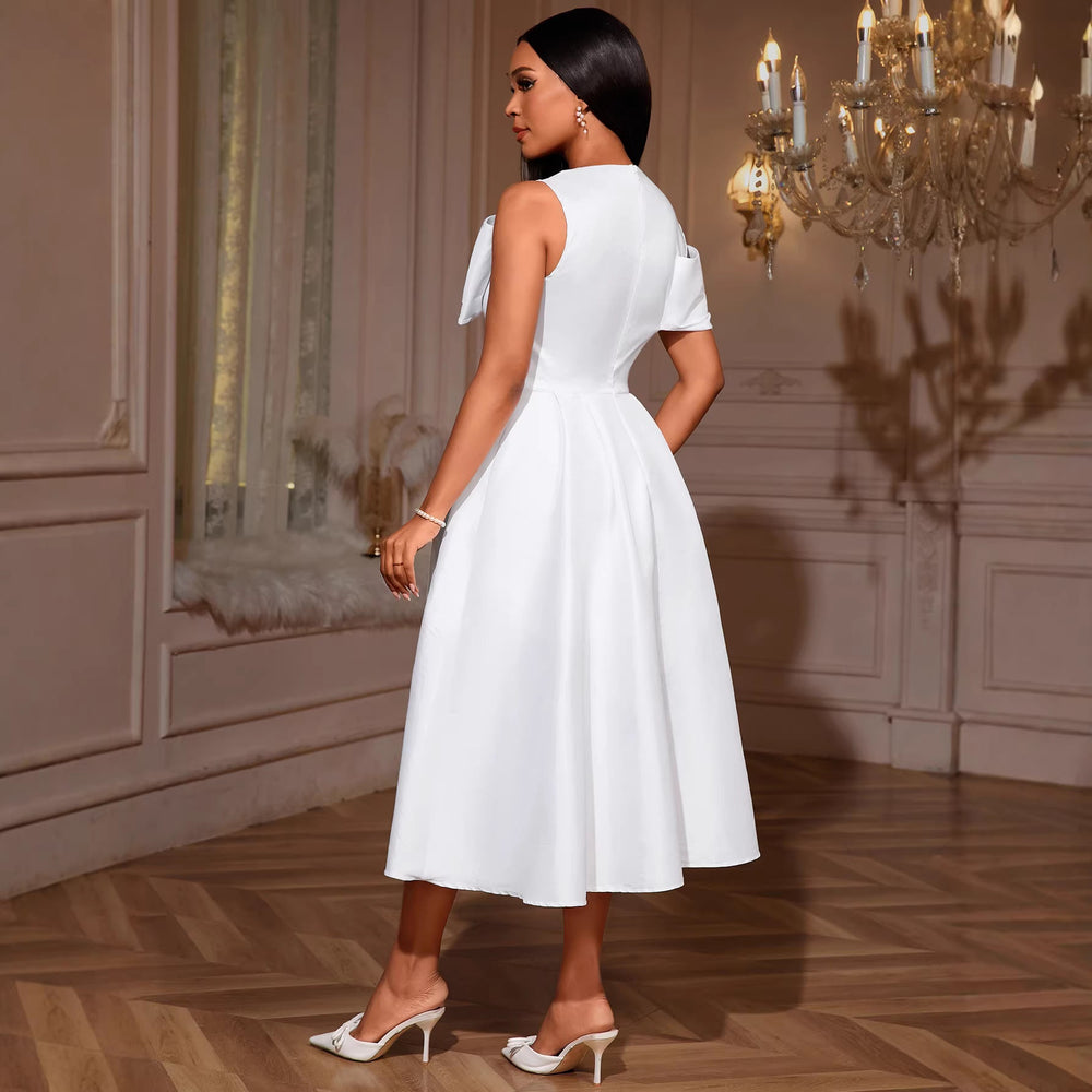 Stilvolles Partykleid für Damen: Weißes Midi-Kleid mit Drapierungsakzent und voluminösem Oberteil, ideal für Abend.