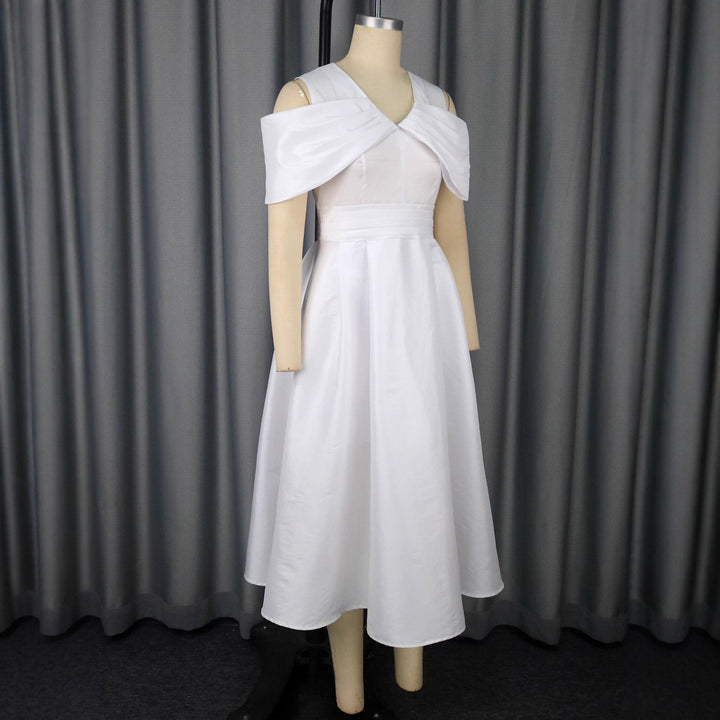 Modernes Damen Midi-Kleid: Weiß mit voluminösem Oberteil und raffinierter Drapierung, ideal für stilvolle Auftritte.