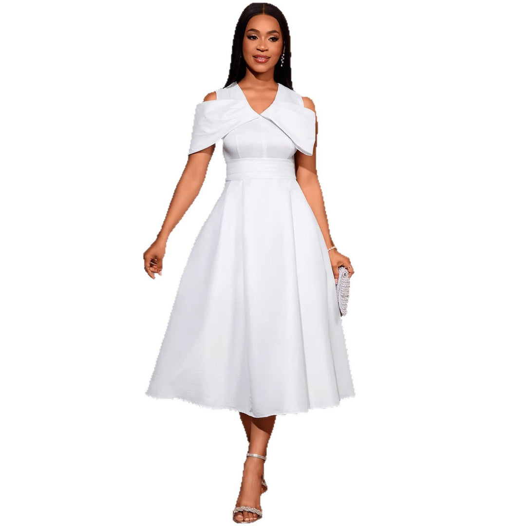 Frauenmode: Elegantes weißes Midi-Kleid mit schickem Drapierungsdetail und voluminösem Oberteil für Abendmode.