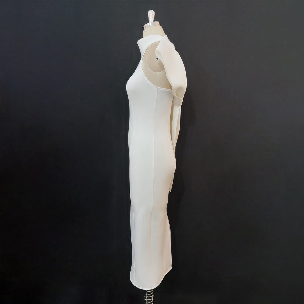 Weißes Damenkleid, asymmetrisch geschnittenes Midikleid mit eleganten Rüschen; schmeichelhaft und modern.