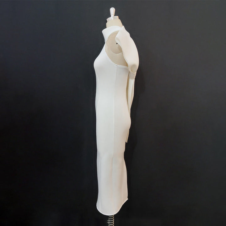 Weißes Damenkleid, asymmetrisch geschnittenes Midikleid mit eleganten Rüschen; schmeichelhaft und modern.