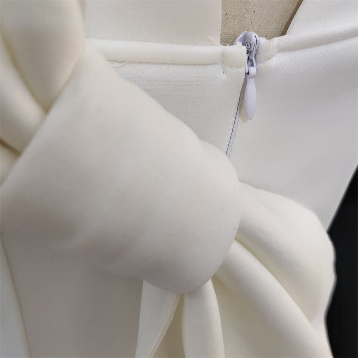 Schickes weißes Damen-Midikleid, asymmetrisch mit Rüschen. Ideales Outfit für Abendveranstaltungen oder Partys.