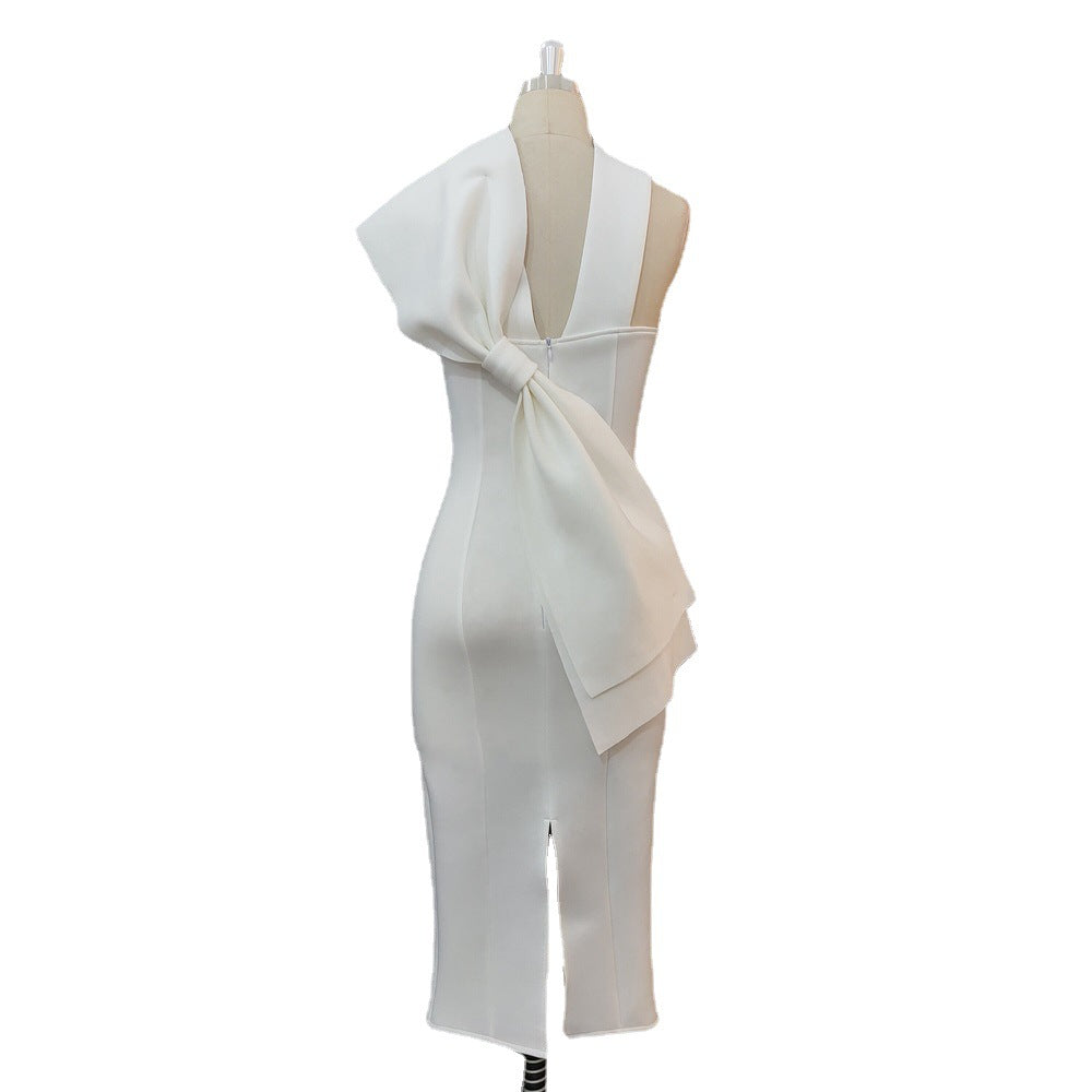 Einzigartiges weißes Damen Midikleid, asymmetrisch und mit stilvollen Rüschen. Ein elegantes Party-Abendkleid.