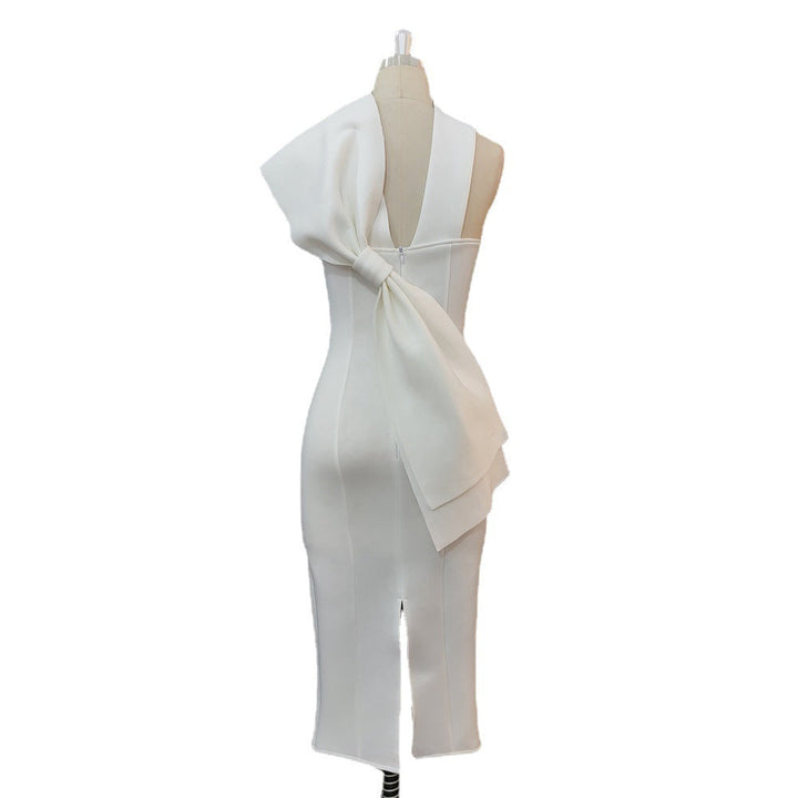 Einzigartiges weißes Damen Midikleid, asymmetrisch und mit stilvollen Rüschen. Ein elegantes Party-Abendkleid.