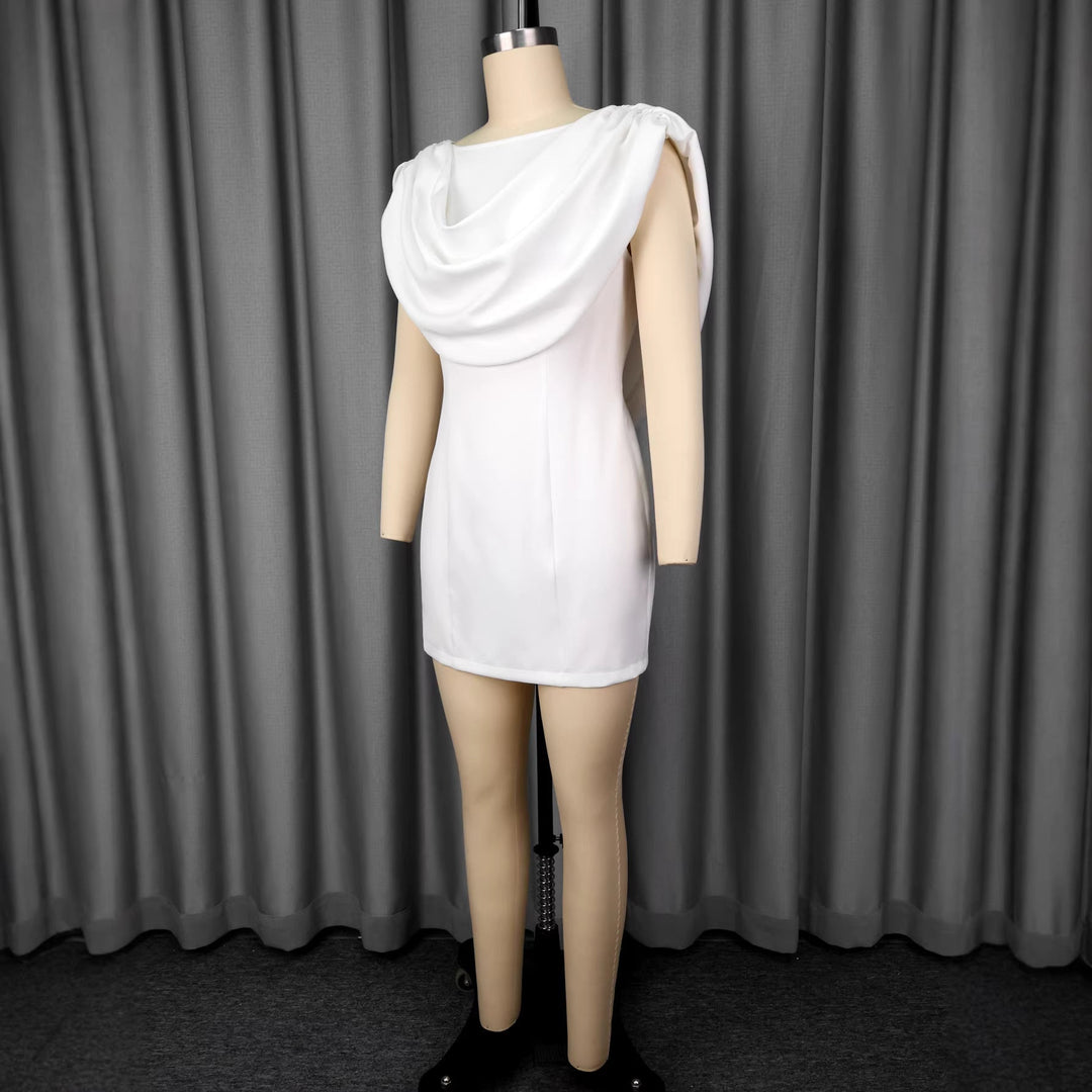 Figurbetontes weißes Minikleid für Damen, mit chicem drapiertem Schalkragen. Ein Must-have für Abend-Events.
