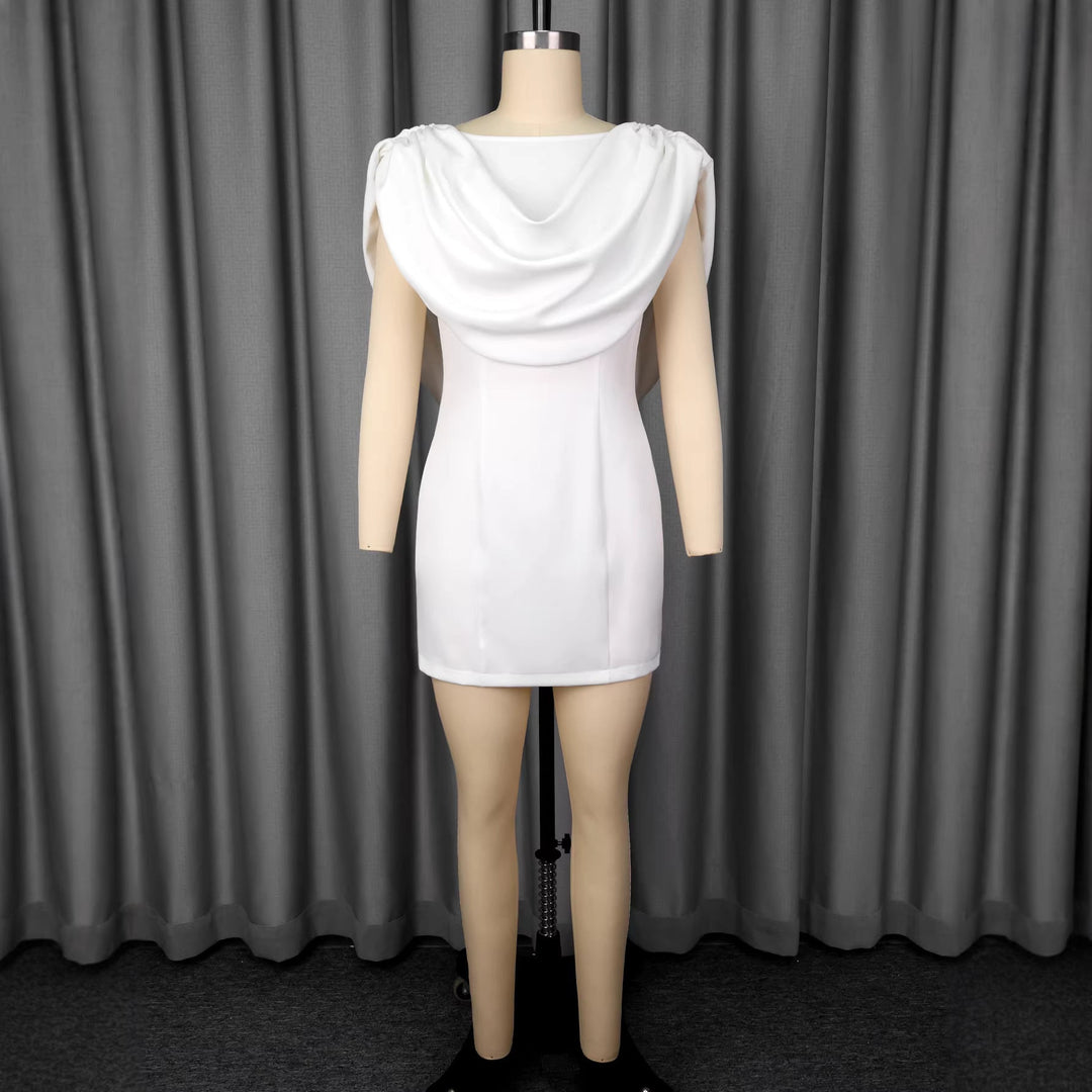 Modernes Damen-Minikleid mit drapiertem Kragen für festliche Anlässe. Ein elegantes Partykleid für Frauen.