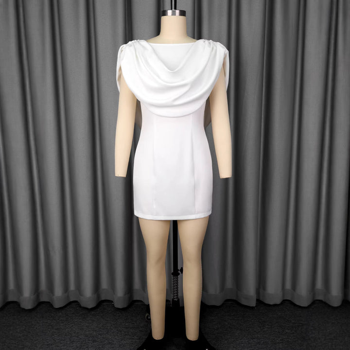 Modernes Damen-Minikleid mit drapiertem Kragen für festliche Anlässe. Ein elegantes Partykleid für Frauen.