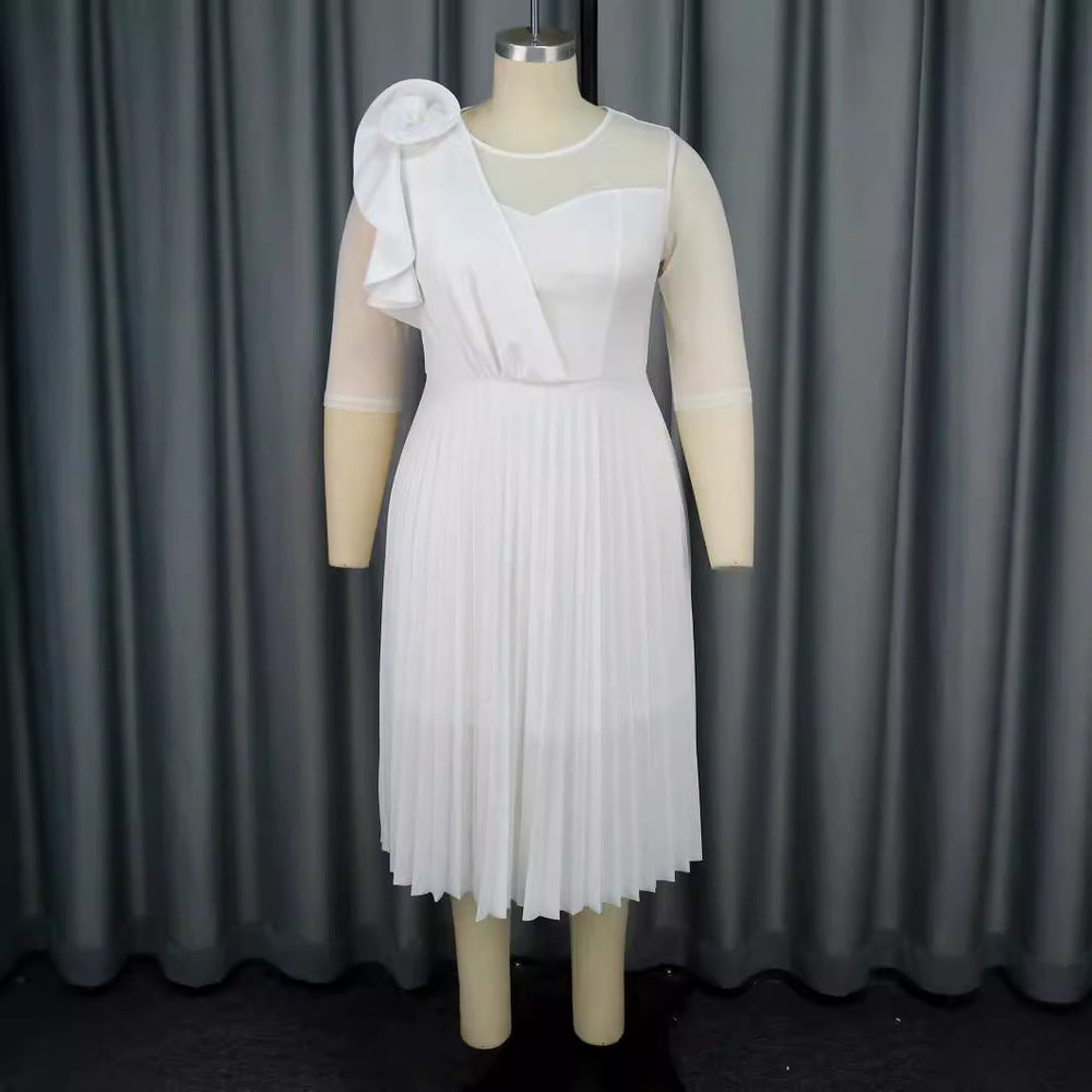 Asymmetrisches weißes Sommer-Plisseekleid für Damen mit zartem Blumenmuster, ideal für elegante Anlässe.