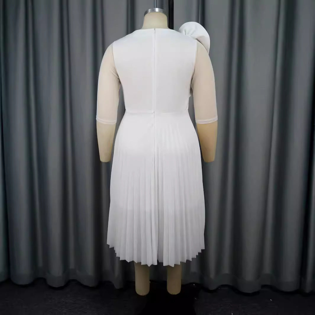 Festliches Abendkleid für Damen: Weißes Plisseekleid mit exquisitem floralen Detail, sehr elegant.