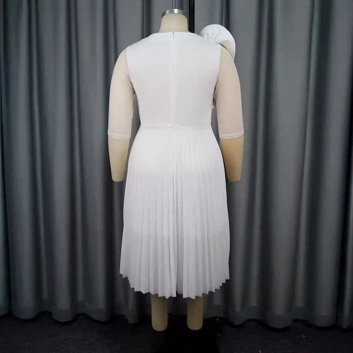 Festliches Abendkleid für Damen: Weißes Plisseekleid mit exquisitem floralen Detail, sehr elegant.