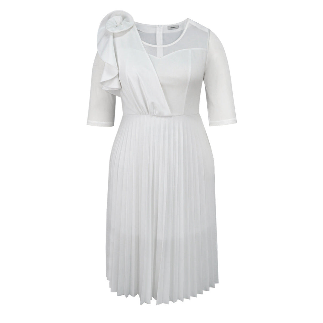Elegantes Damen-Plisseekleid in Weiß mit raffiniertem floralem Akzent, ideal als Abend- oder Sommerkleid.
