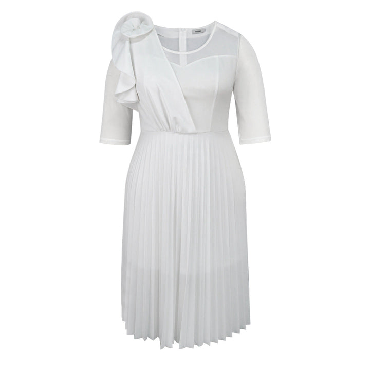 Elegantes Damen-Plisseekleid in Weiß mit raffiniertem floralem Akzent, ideal als Abend- oder Sommerkleid.
