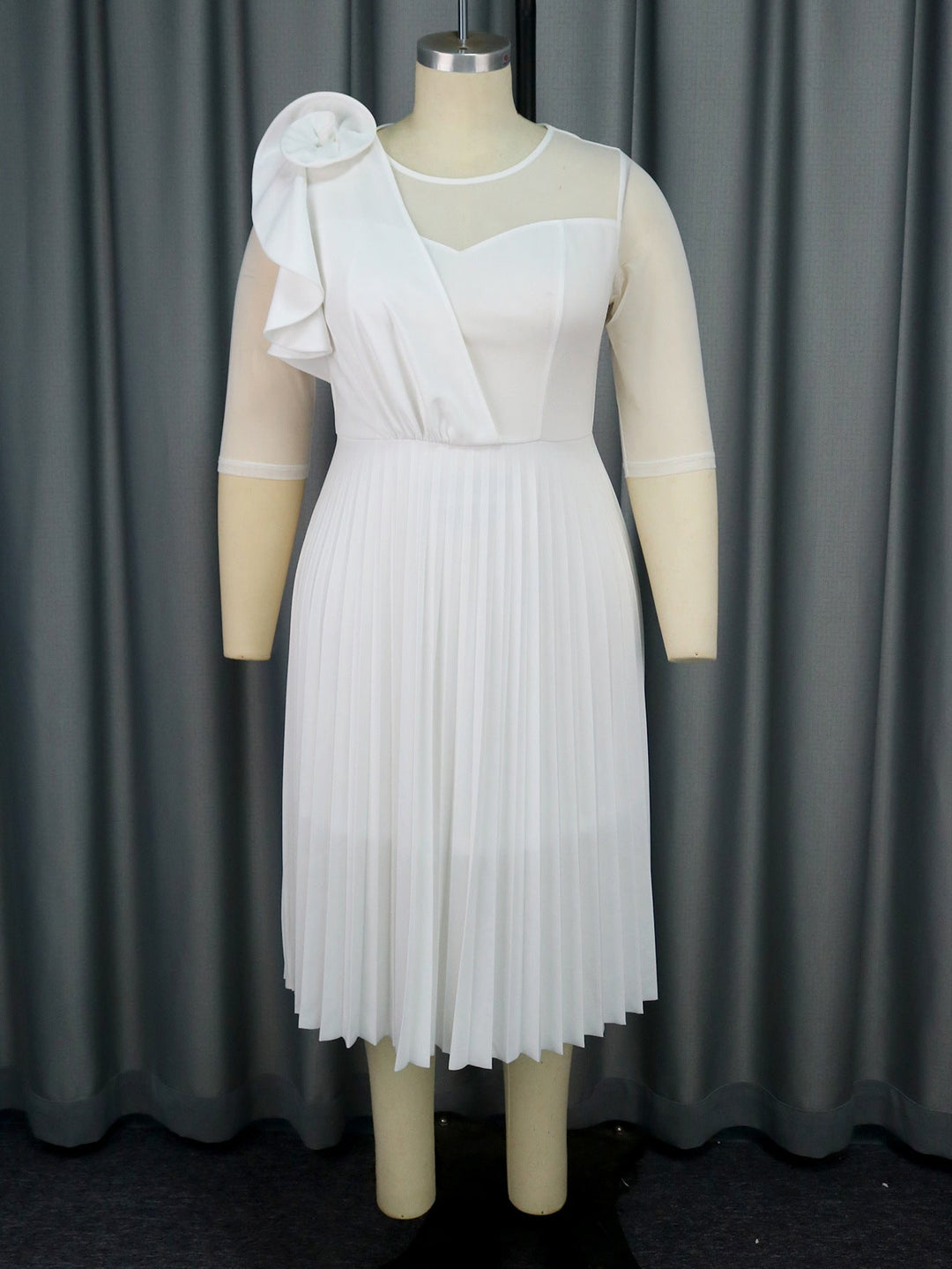 Weißes asymmetrisches Plisseekleid für Damen mit floralem Highlight, perfekt für Gala oder Sommerfeier.