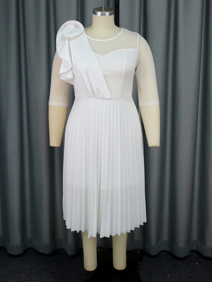 Weißes asymmetrisches Plisseekleid für Damen mit floralem Highlight, perfekt für Gala oder Sommerfeier.