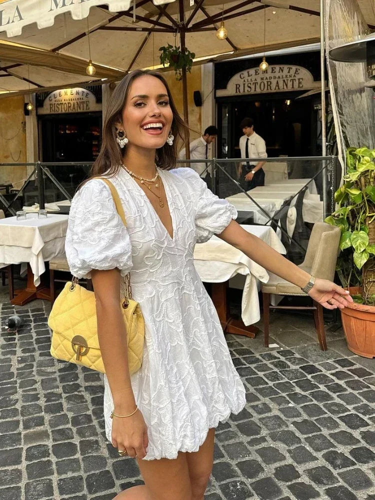 Elegantes weißes Damen Sommerkleid mit Rüschen, perfekt für Freizeit & Urlaub.