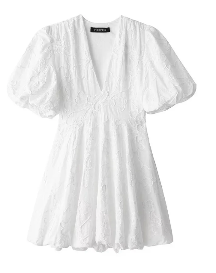 Modernes, weißes Damen Rüschenkleid, perfekt als stilvolles Freizeit- oder schickes Urlaubskleid.