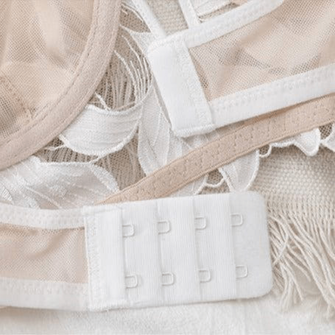 Klassisches weißes Damen Lingerie Set aus floraler Spitze; französische Eleganz für stilvolle Dessous.
