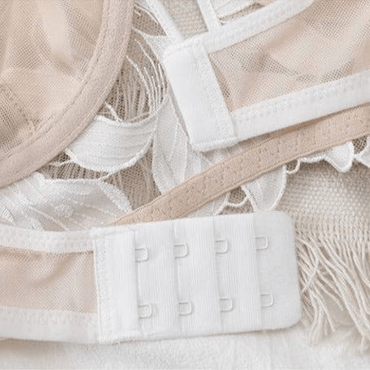 Klassisches weißes Damen Lingerie Set aus floraler Spitze; französische Eleganz für stilvolle Dessous.