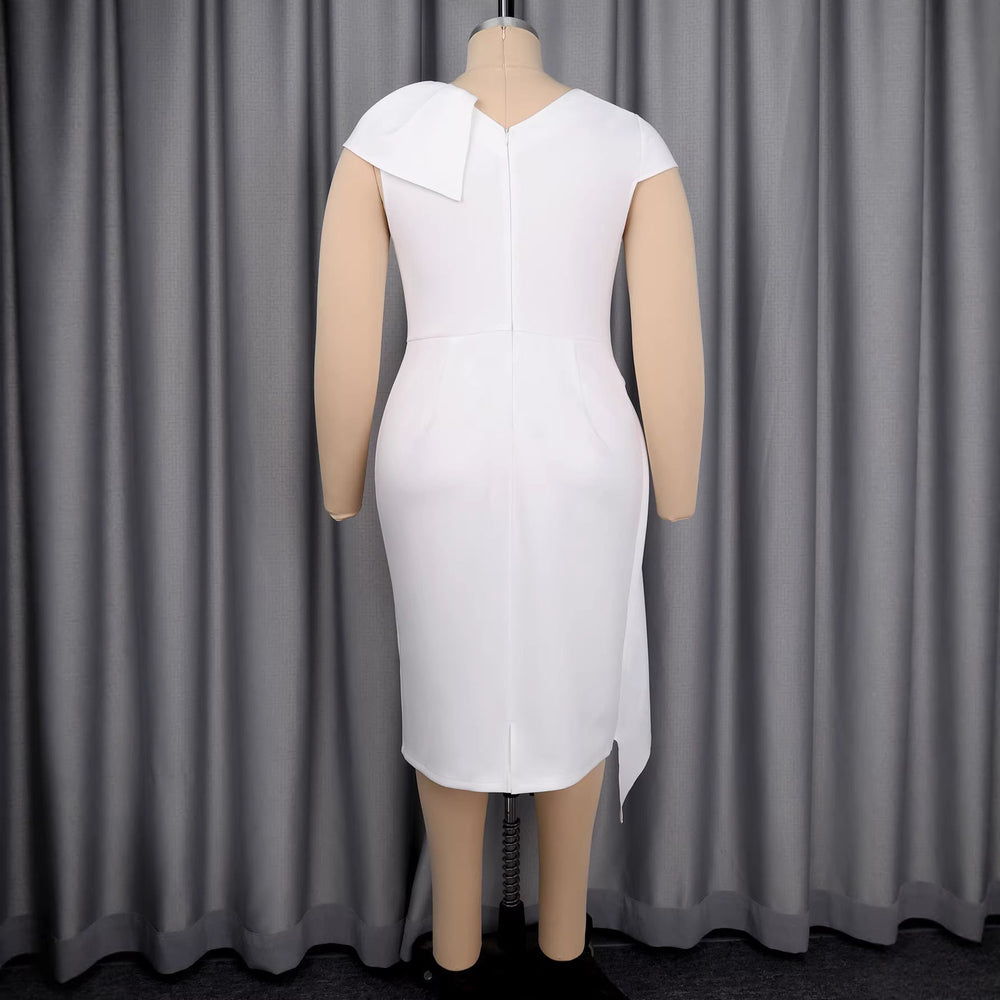 Detailansicht: Elegantes weißes Wickelkleid mit fließenden Rüschen und schimmernden Glanz-Knöpfen. Festliche Frauenmode.
