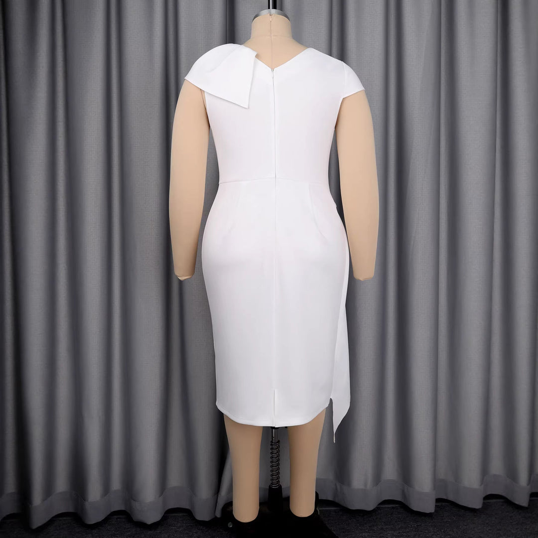Detailansicht: Elegantes weißes Wickelkleid mit fließenden Rüschen und schimmernden Glanz-Knöpfen. Festliche Frauenmode.