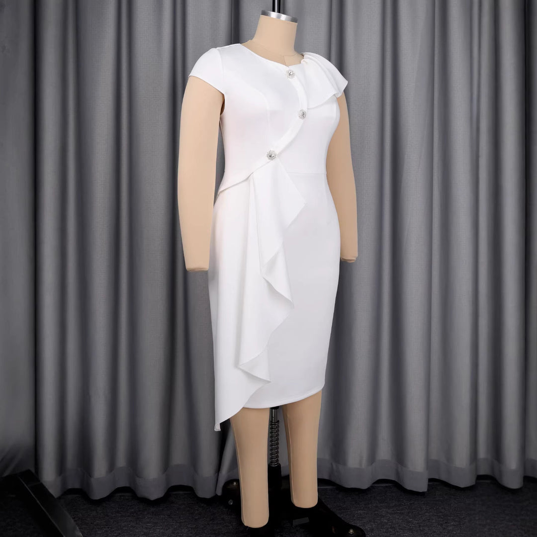 Modell trägt elegantes weißes Wickelkleid mit schmeichelhafter Silhouette, Rüschen und Glanz-Knöpfen. Ideal für Feste.