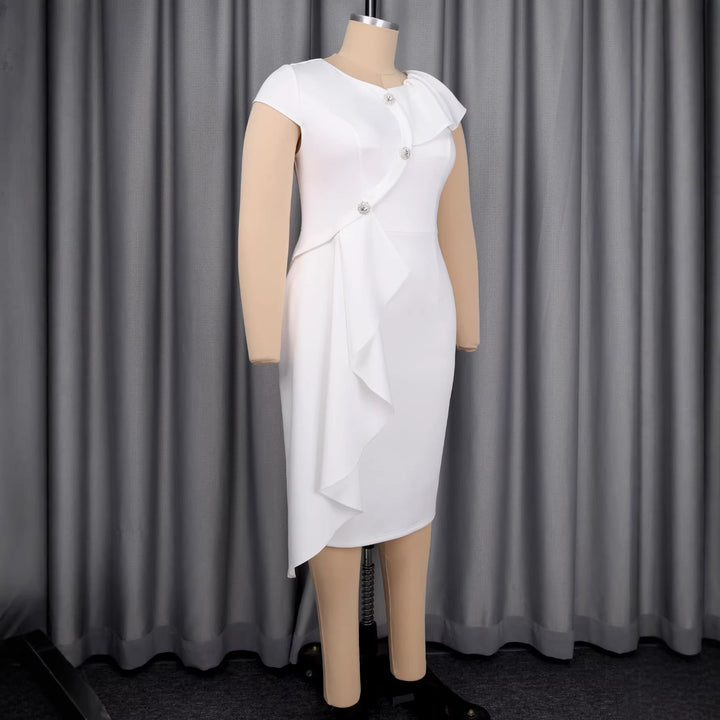 Modell trägt elegantes weißes Wickelkleid mit schmeichelhafter Silhouette, Rüschen und Glanz-Knöpfen. Ideal für Feste.