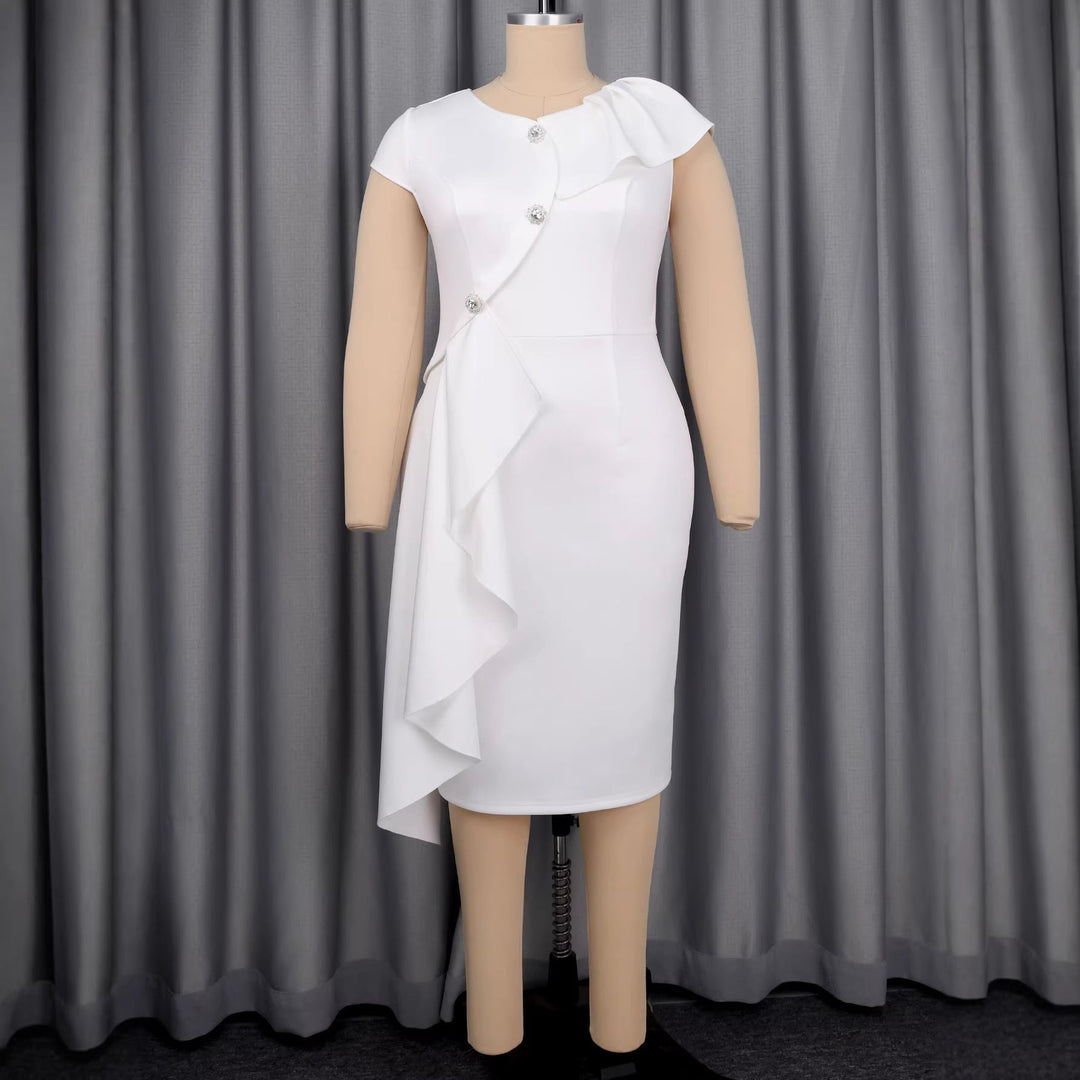 Rückenansicht des eleganten weißen Damen Wickelkleides aus fließendem Stoff mit femininen Rüschen & Glanz-Knöpfen.