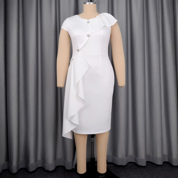 Rückenansicht des eleganten weißen Damen Wickelkleides aus fließendem Stoff mit femininen Rüschen & Glanz-Knöpfen.