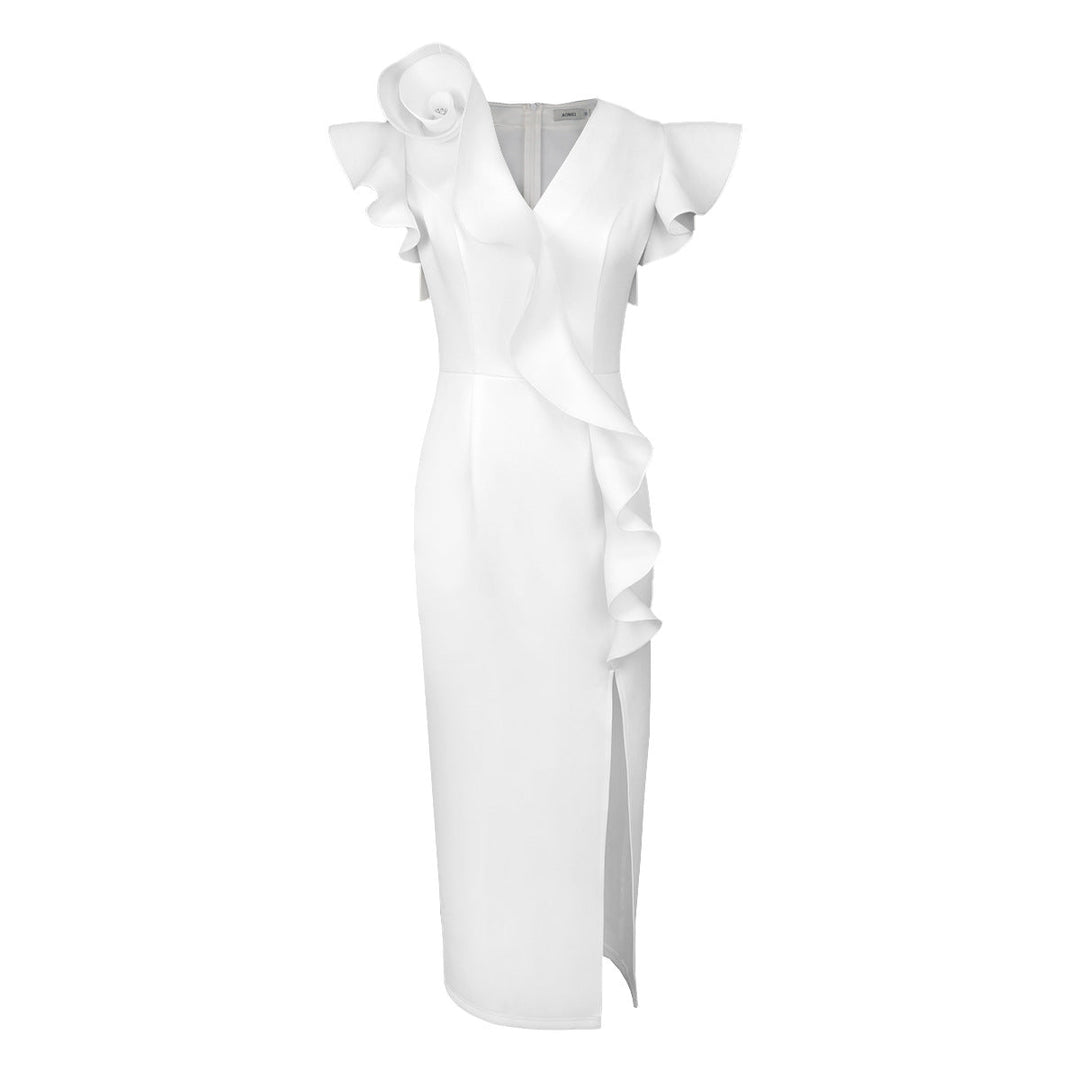 Modisches Damenkleid in Weiß; elegant mit asymmetrischen Rüschen, ideal als Party- oder Festkleid.