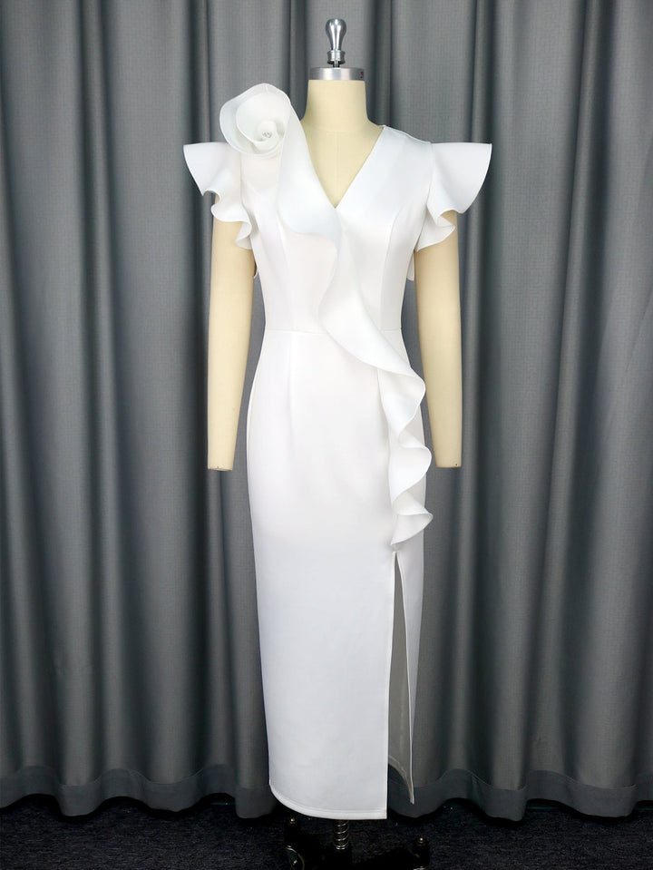 Detailansicht: Asymmetrische Rüschen am Saum eines eleganten weißen Damenkleides; vielseitig.