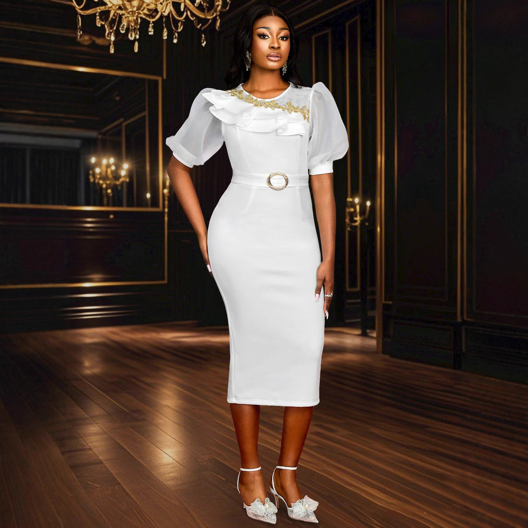 Stilvolles festliches Damen Abendkleid in Weiß, figurbetont, mit asymmetrischen Rüschen – ideal für Hochzeitsgäste.