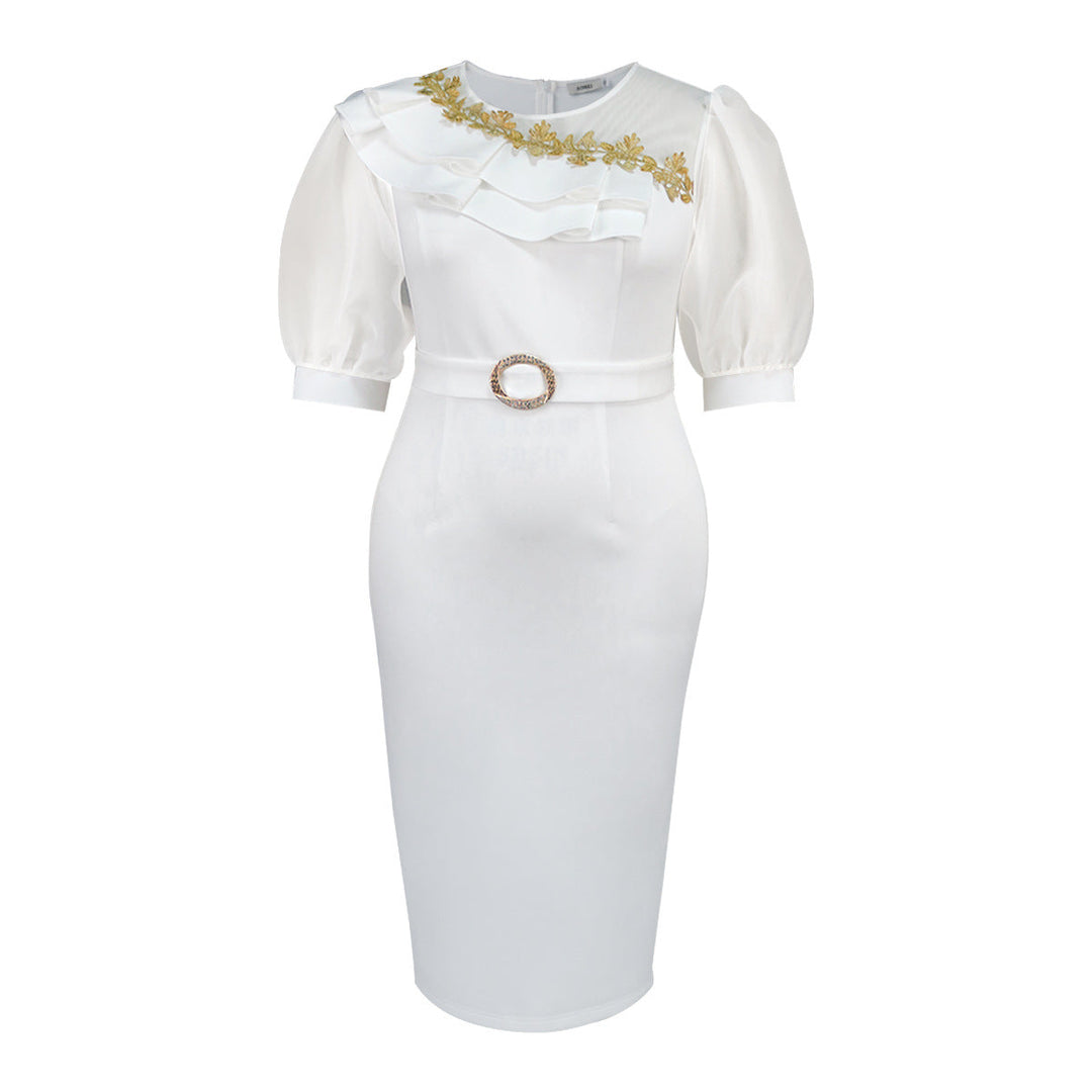 Modisches, figurbetontes weißes Damenkleid mit asymmetrischen Rüschen und raffinierter Linienführung für den Abend.