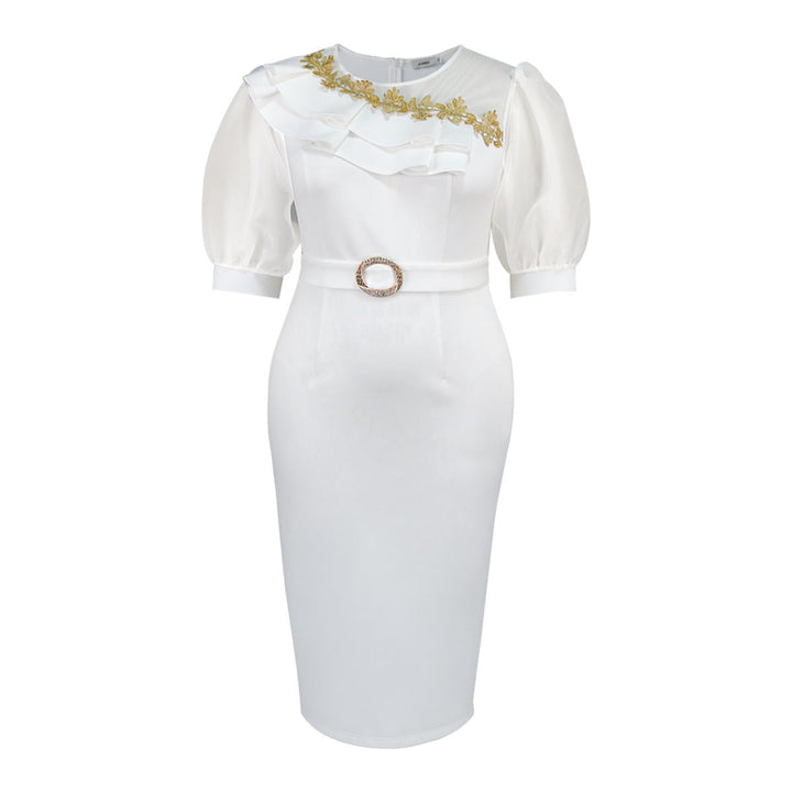 Modisches, figurbetontes weißes Damenkleid mit asymmetrischen Rüschen und raffinierter Linienführung für den Abend.