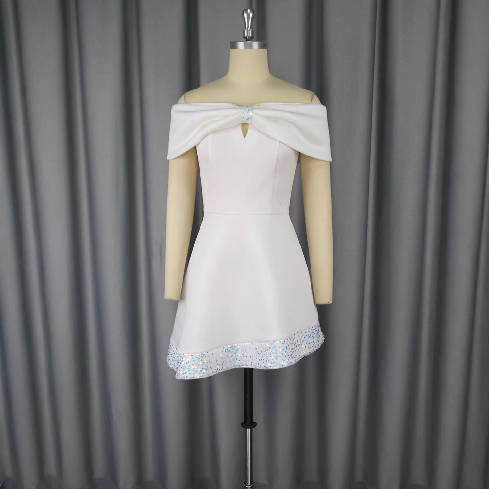 Glamouröses Off-Shoulder Damenkleid, weiß und festlich, mit glitzerndem Saum für Abende und Partys.
