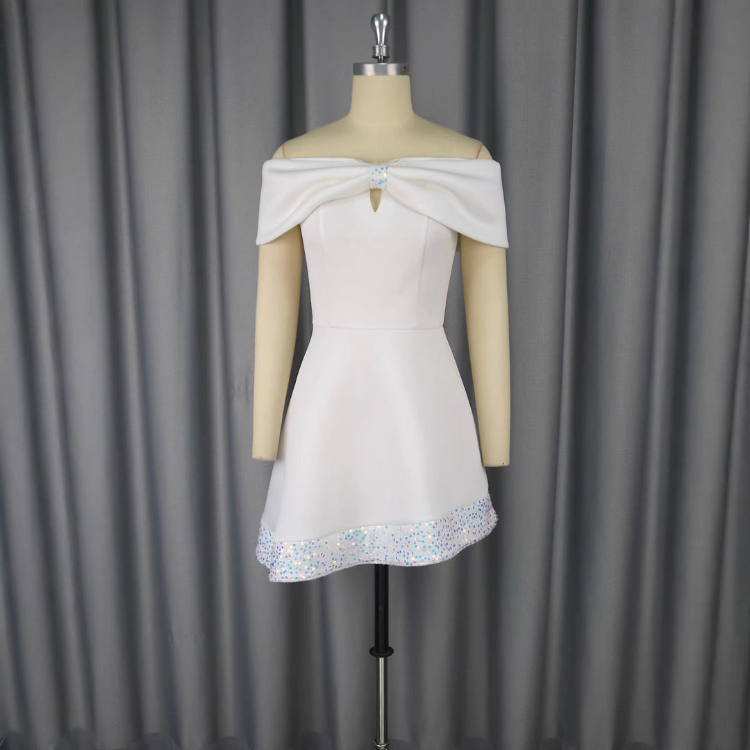Glamouröses Off-Shoulder Damenkleid, weiß und festlich, mit glitzerndem Saum für Abende und Partys.