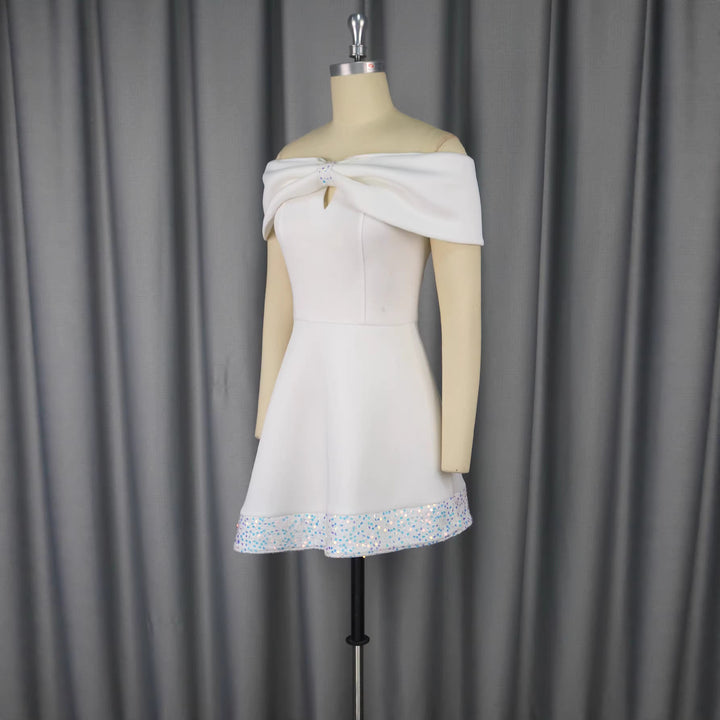 Kurzes, weißes Off-Shoulder Abendkleid für Damen, elegant mit funkelnden Details am Saum. Perfekt für festliche Anlässe.