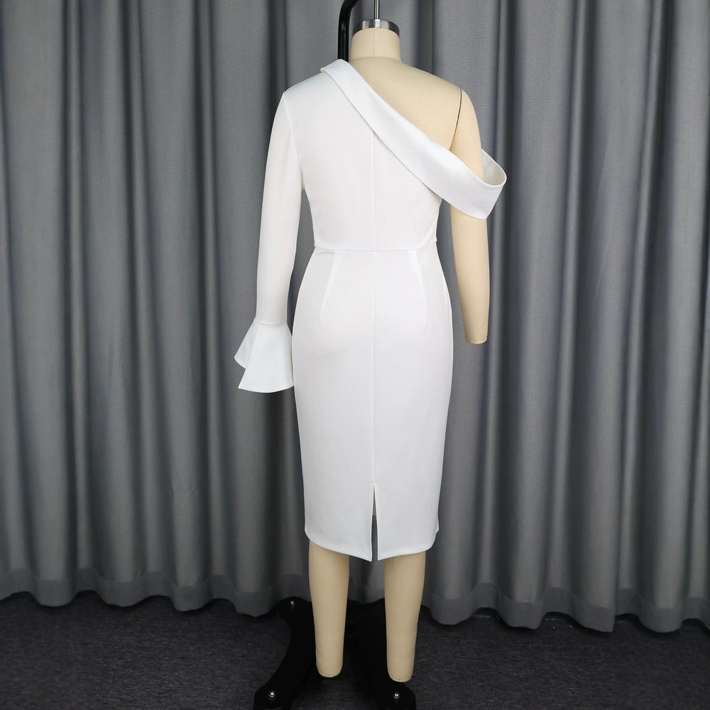 Rotes One-Shoulder Partykleid für Damen, festlich und figurbetont, mit stilvollen Knopf-Akzenten.