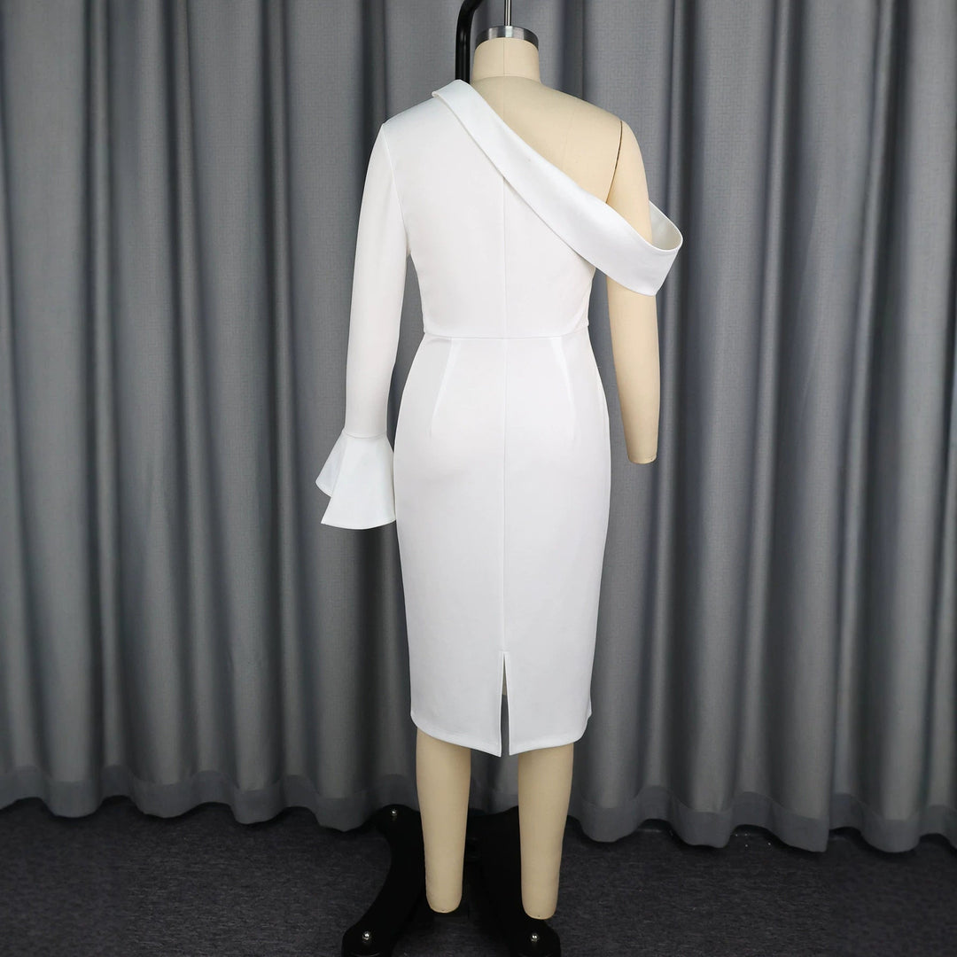 Rotes One-Shoulder Partykleid für Damen, festlich und figurbetont, mit stilvollen Knopf-Akzenten.