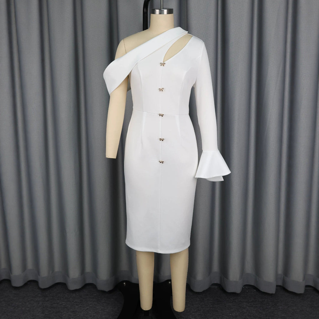 Festliches One-Shoulder Abendkleid in Weiß mit Knopfdetails, figurbetonter Schnitt, sehr elegant und feminin.