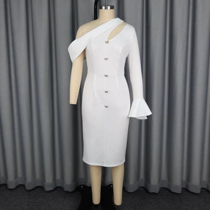 Festliches One-Shoulder Abendkleid in Weiß mit Knopfdetails, figurbetonter Schnitt, sehr elegant und feminin.