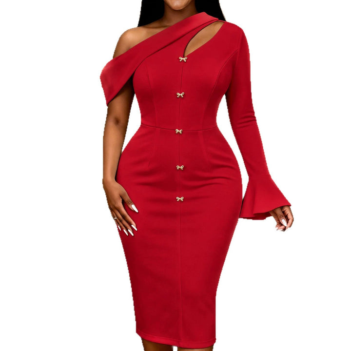 Stilvolles rotes Damenkleid, One-Shoulder Design, mit eleganten Knopfdetails. Perfekt als Partykleid.