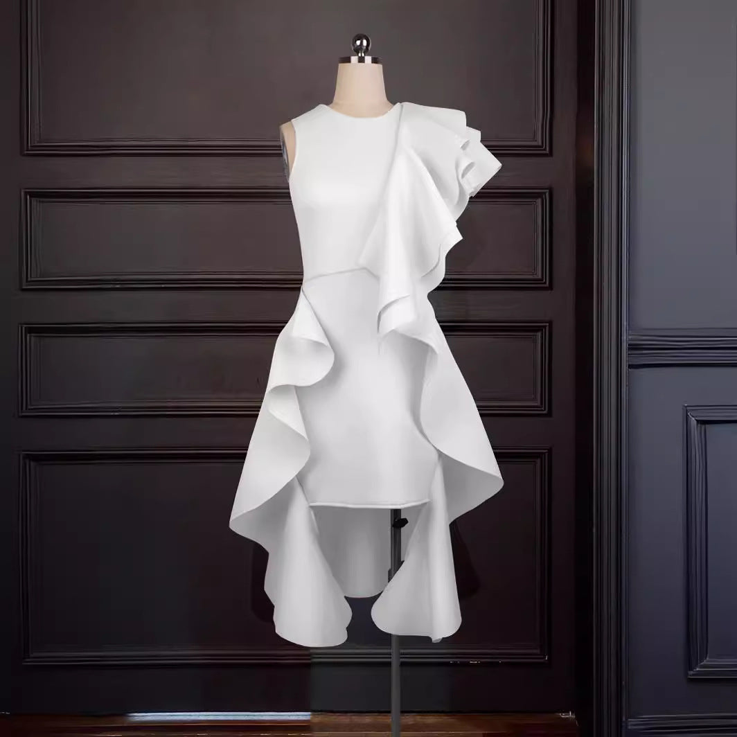 Stilvolles weißes Damenkleid mit zarten Rüschen, ideal als festliches Kleid oder Abendkleid.
