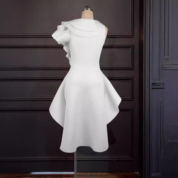 Nahaufnahme: Elegantes weißes Rüschenkleid für Damen, Details der Rüschen und des Stoffes sichtbar.